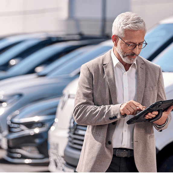 Professionista con tablet vicino a furgoni