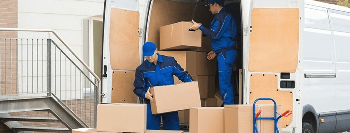 Operai che caricano scatole in un furgone