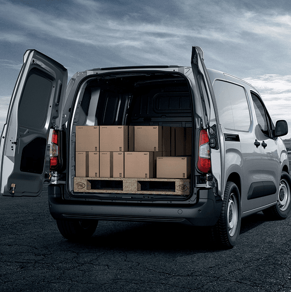 Furgone aperto con scatole